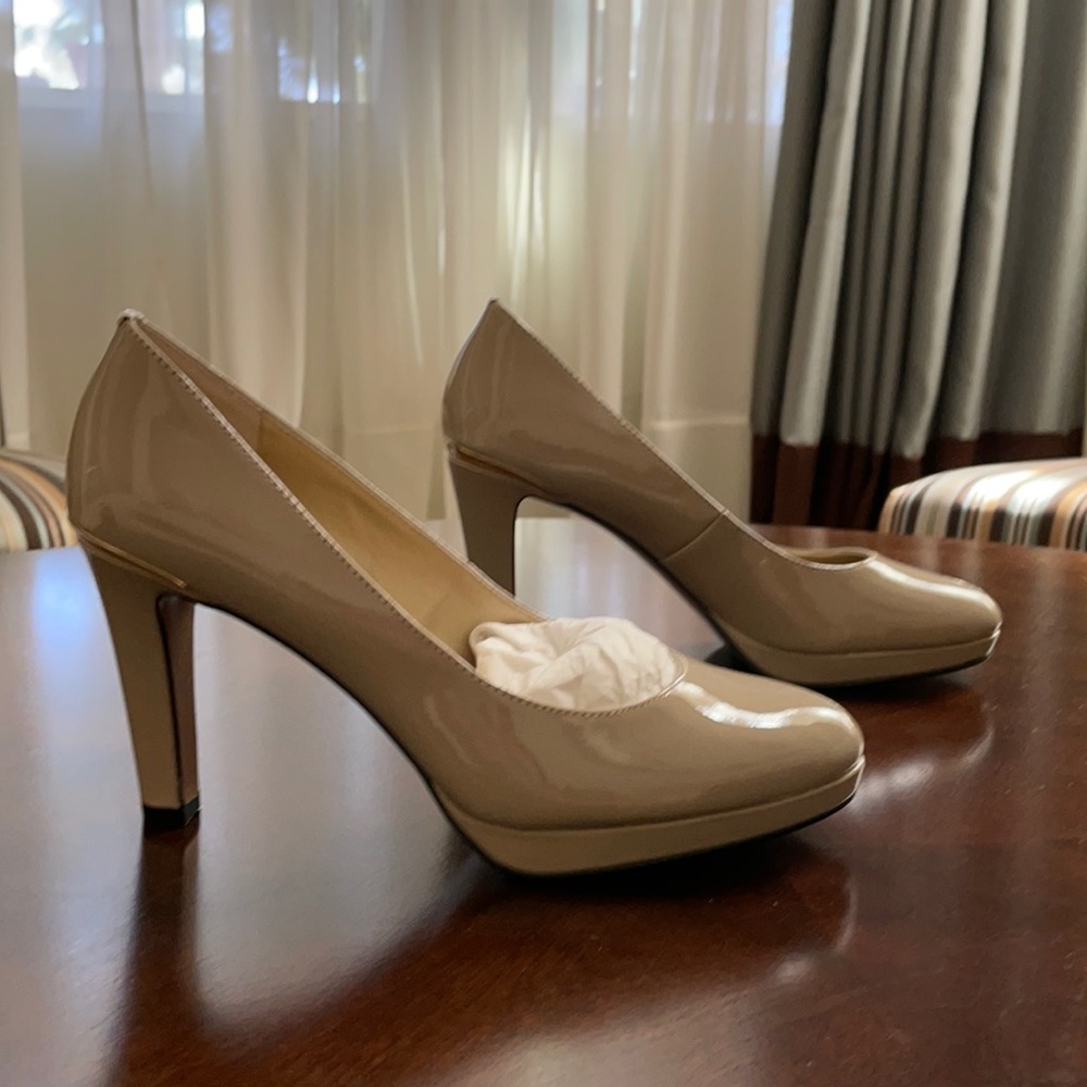 Tahari wheat color patent high heels